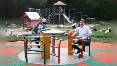 Kinder- und Jugendbeauftragter Christian Ebbecke (links) und Stadtrat Fabian Ewald haben das neue Karussell bereits vor Ort getestet. (Foto: CSU)