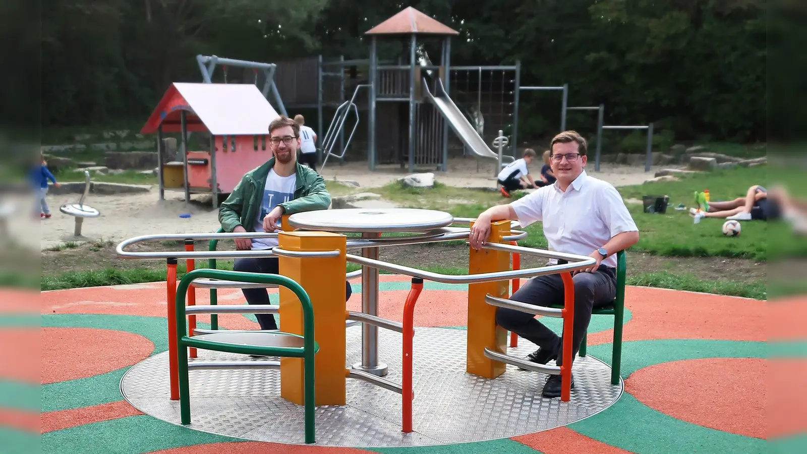 Kinder- und Jugendbeauftragter Christian Ebbecke (links) und Stadtrat Fabian Ewald haben das neue Karussell bereits vor Ort getestet. (Foto: CSU)