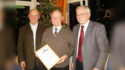 Freudestrahlend bedankte sich Friedrich Göttler (M.) für die Urkunde, die ihn als erstes Ehrenmitglied des Aubinger Archivs auszeichnet. Anton Fürst (l.) und Peter Malter (r.) übergaben sie. (Foto: Aubinger Archiv)