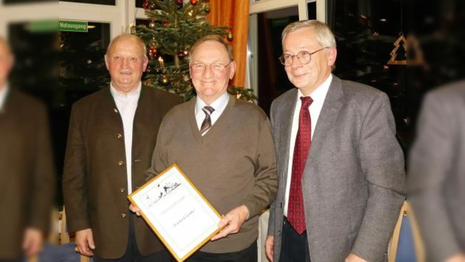 Freudestrahlend bedankte sich Friedrich Göttler (M.) für die Urkunde, die ihn als erstes Ehrenmitglied des Aubinger Archivs auszeichnet. Anton Fürst (l.) und Peter Malter (r.) übergaben sie. (Foto: Aubinger Archiv)