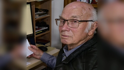 Franz Götz war 58 Jahre lang ehrenamtlicher Wetterbeobachter. Das Bild zeigt ihn an seinem „Arbeitsplatz“, über den die Regenmengen und die Schneehöhen an den DWD gemeldet werden. (Foto: R. Lex)