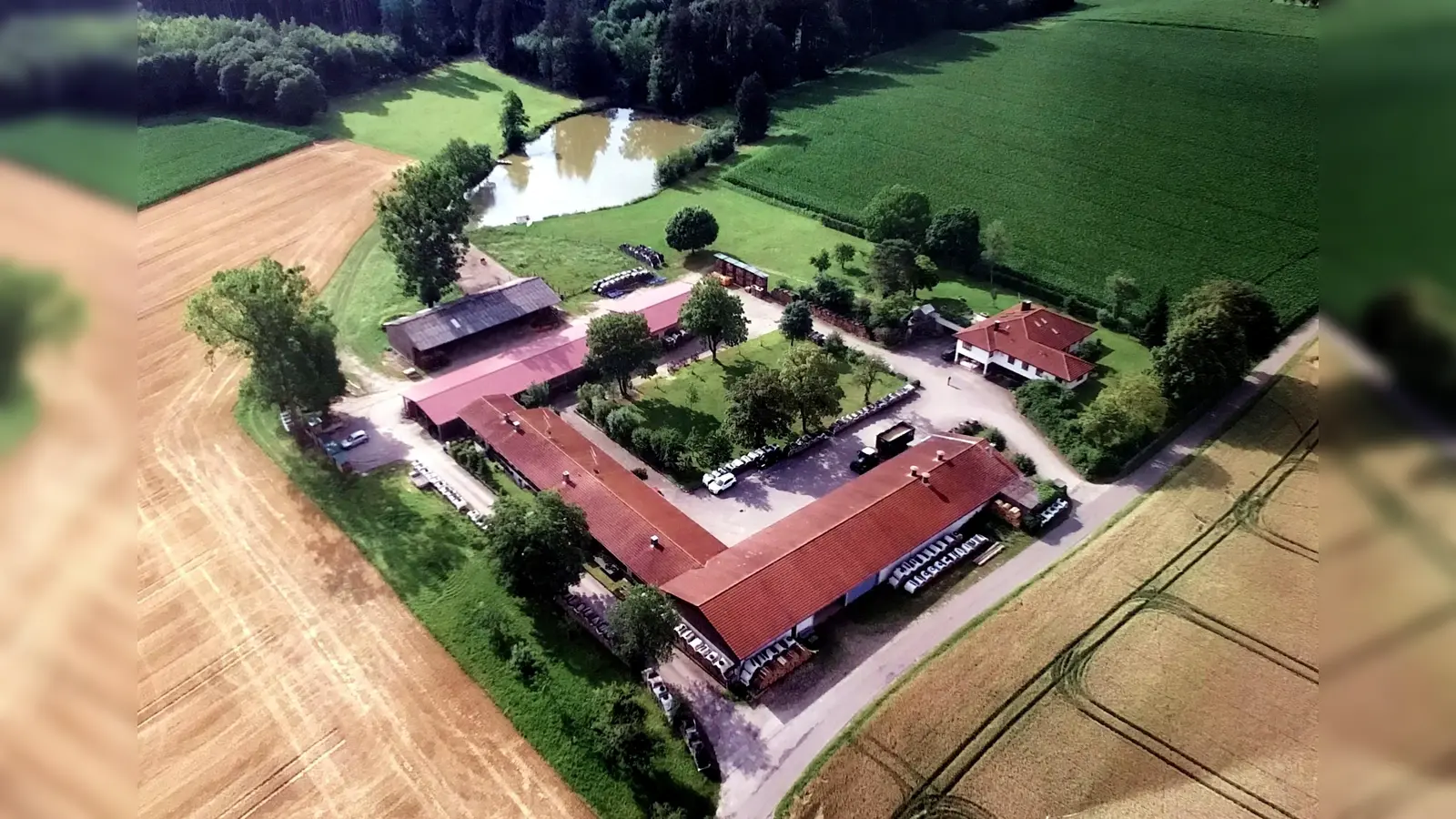 1200 Jahre wendungsreicher Weg von „timinhofa“ 819 bis zum heutigen modernen Gutsbetrieb Deinhofen. (Foto: Dorfarchiv Moosach)