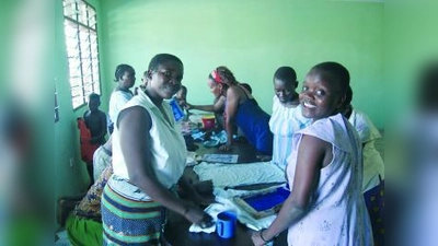 Siebdruck: Frauen der HIV-Gruppe in Mikindani. (Foto: Baobab Family)