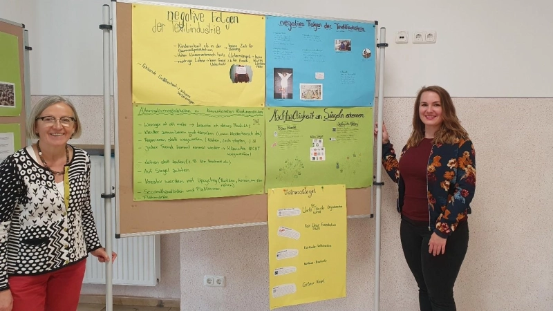 Die Mitglieder der Steuerungsgruppe „ Fairtrade-Stadt Weilheim“ Anneliese Back (links) und Raphaela Kergl bei der Durchführung der ersten Aktionstage zum Nachhaltigen Modekonsum an der Realschule Weilheim. (Foto: privat)