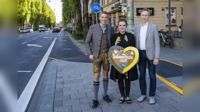 Bürgermeister Dominik Krause (links) mit Baureferentin Jeanne-Marie Ehbauer und Mobilitätsreferent Georg Dunkel am fertiggestellten ersten Bauabschnitt der Lindwurmstraße. (Foto: Dobner Angermann)