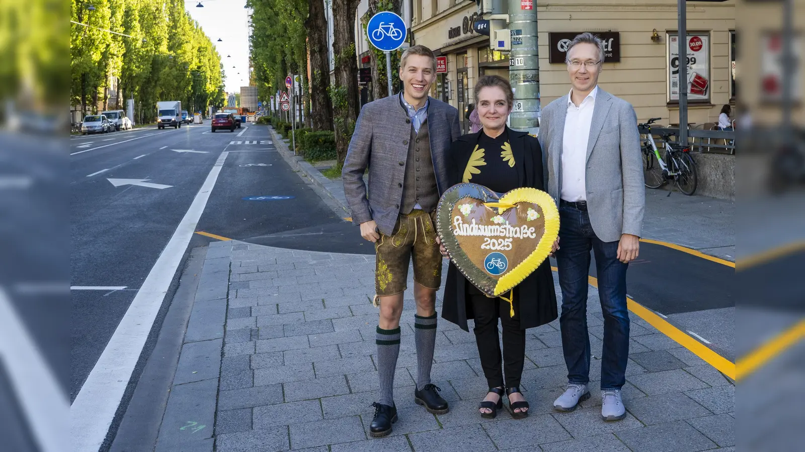 Bürgermeister Dominik Krause (links) mit Baureferentin Jeanne-Marie Ehbauer und Mobilitätsreferent Georg Dunkel am fertiggestellten ersten Bauabschnitt der Lindwurmstraße. (Foto: Dobner Angermann)