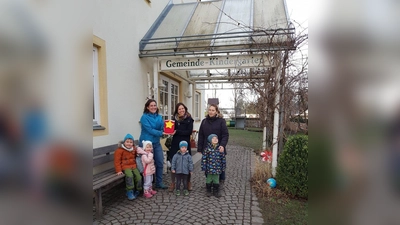 Bei der Spendenübergabe: Andrea Krebber mit Anne Bührer (Vorstand Elternbeirat Integratives Kinderhaus) und Nicole Ziegenbein (Elternbeirat Gemeindekindergarten) (von links). (Foto: Elternbeirat Gemeindekindergarten)