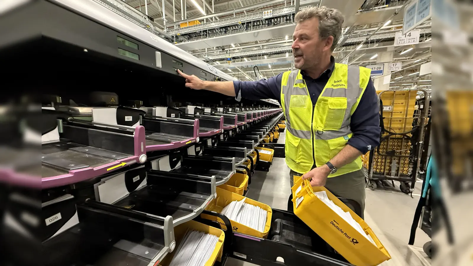 Fabian Miesel erklärt wie im DHL-Briefzentrum die Post sortiert wird. (Foto: pst)