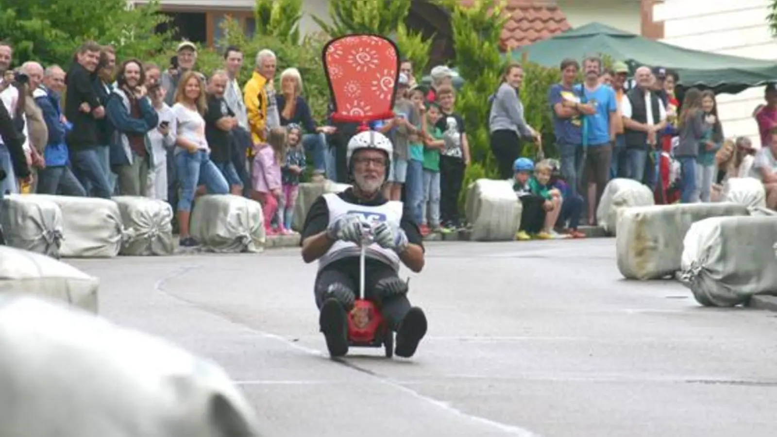 Wartenbergs schnellster Bürgermeister: Seniorenreferent Peter Schickinger versuchte sich 2017 in der Bobby-Car-Klasse.	 (Foto: kw)