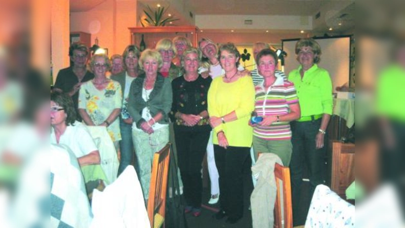 Die Siegerinnen: in der Mitte die beiden Ladies Captains<br>vom GC München West (Renate Diez) und GC Rottbach (Heidrun Kasbauer). (Foto: pi)