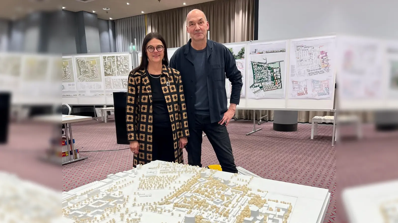 Der Vorsitzende des Preisgerichts, Professor Markus Allmann, mit Stadtbaurätin Merk. (Foto: Nicole Heiß/LHM)