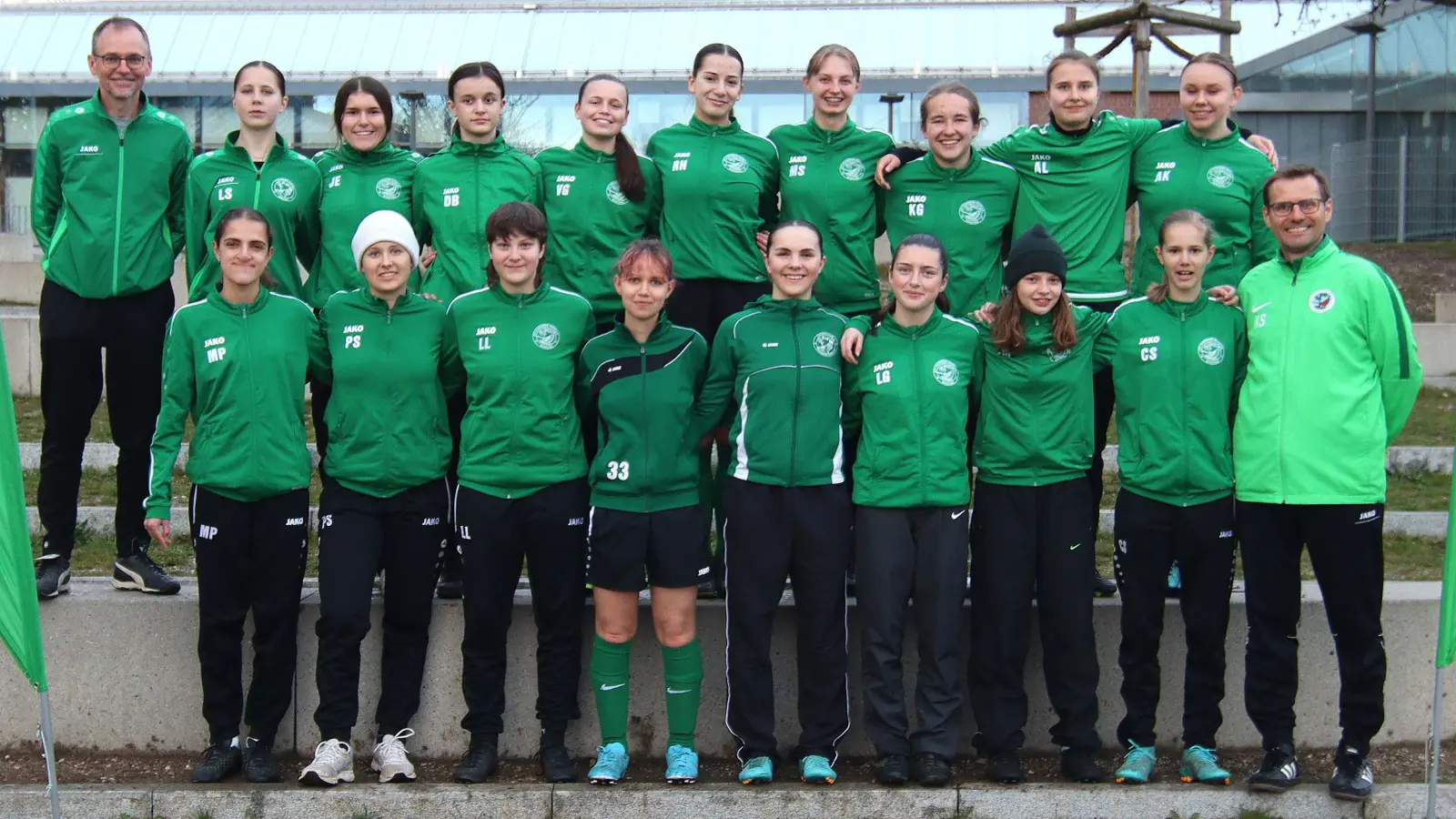 Stolz präsentieren sich die U17-Mädels, die von nun an in der Bezirksoberliga spielen, mit ihren Trainern Jochen Moser (l.) und Klaus Steber.  (Foto: FC Fasanerie-Nord)