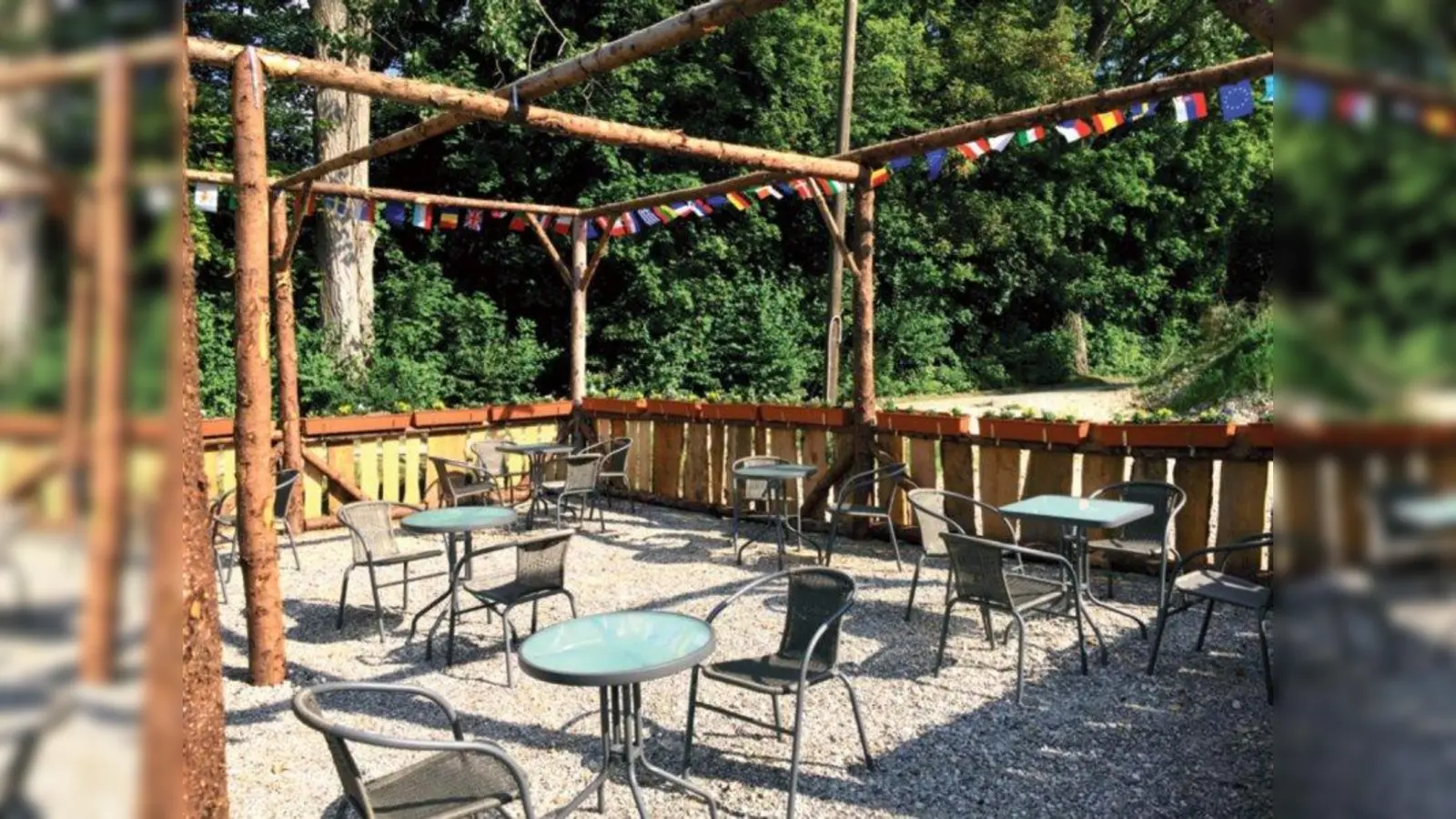 Französische Backkunst aus deutscher Hand: Im Gartencafé von La Saveur lassen sich die feinen Kreationen in schönem Ambiente genießen. (Foto: Isarteam)