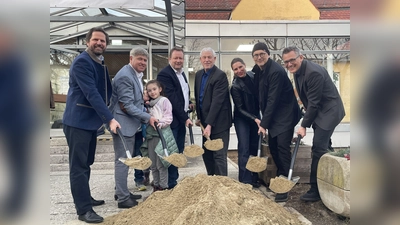 Peter Köstler (3. v. l.), Gemeindebau-Geschäftsführer Till Reichert (2. v. l.), der 1. Vorsitzende der IG Alte Brauakademie Alfred Alexander Gaßner (l.), Martin Feldner (3. Bürgermeister) sowie die Architekten Rainer Hofmann und Juliane Zopfy (bogevischs buero) und Markus Schäf (Stautner &amp; Schäf Landschaftsarchitekten) gaben den Startschuss für das Bauprojekt.  (Foto: Birgit Doll)