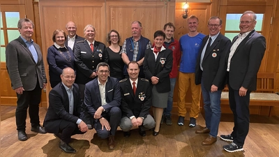 Der neu gewählte Vorstand (stehend v.l.): Dr. Wilhelm Fischer, Marion Lunz-Schmieder, Prof. Dr. Reinhold Lang, Iris Schessl, Sandra Bayerlein, Christian Biedermann, Renate Schweiger, Daniel Illich, Erik Beige, Manfred Türmer, Alexander Schmitz sowie (sitzend v.l.) Michael Lautenbacher, Frank Zellner und Thomas Bieringer. (Foto: BRK)