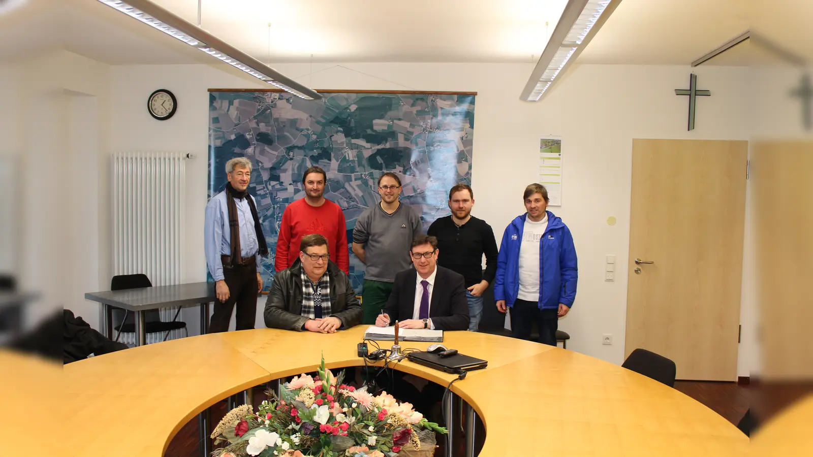 Landrat Martin Bayerstorfer hat in Anwesenheit von Kirchbergs Bürgermeister Johann Grandinger vier Vereinbarungen unterzeichnet, so dass der Landkreis nun das Recht hat, 41 Linden nachzupflanzen.  (Foto: Landratsamt)