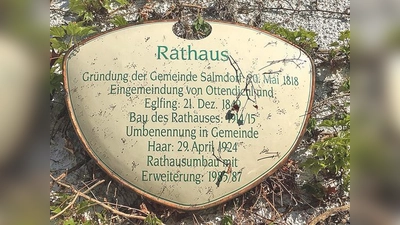 Die Erinnerungstafel am Rathaus Haar.	 (Foto: Ingo Gugisch)