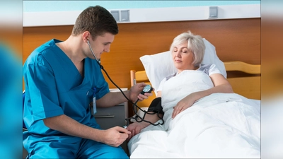 Die Ausbildungen zum Gesundheits- und Krankenpflegehelfer oder zum Altenpflegehelfer können ein guter Einstieg in die Pflegeberufe sein. (Foto: txn: kolotype/123rf/randstad)