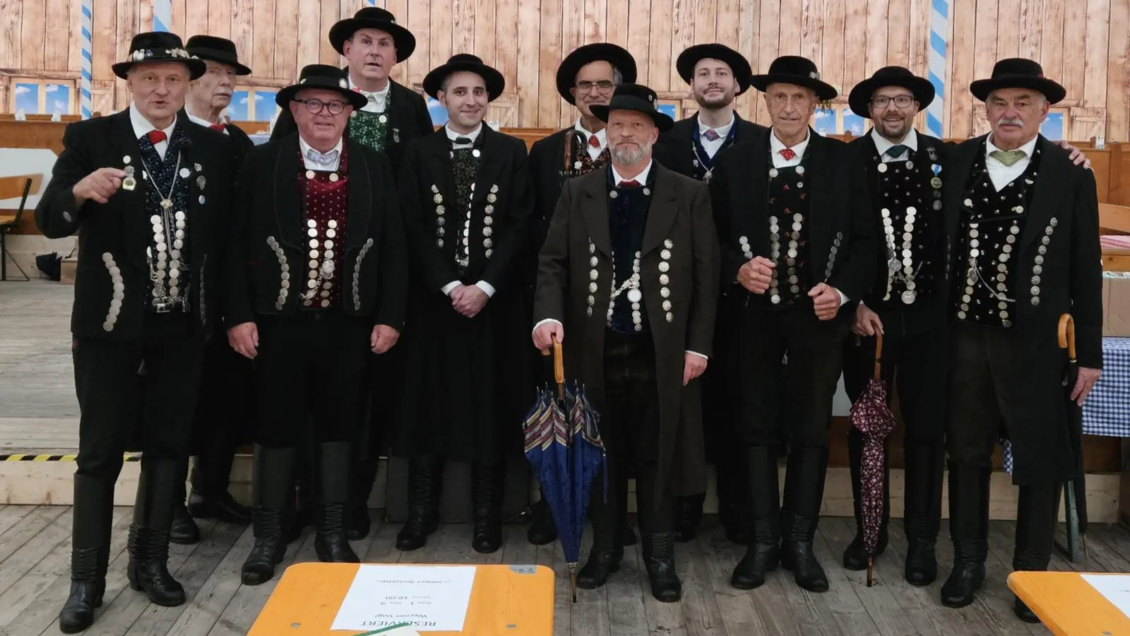 Die Dachauer Delegation in der Dachauer Tracht im Freisinger Bierzelt. (Foto: Dachauer Bayernbund)