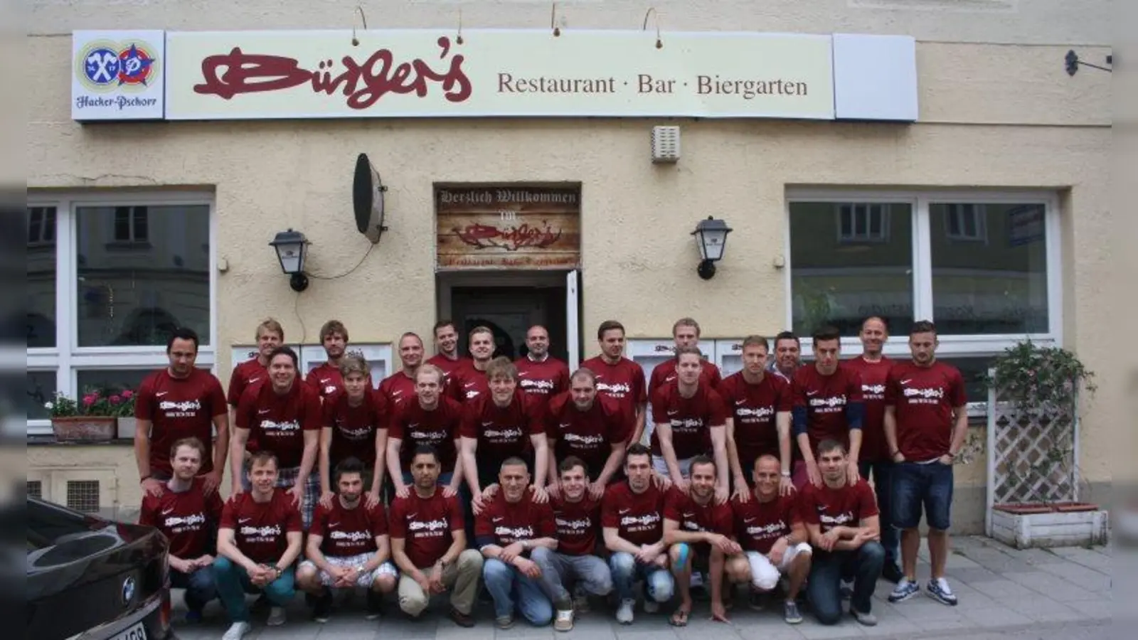 Die 1.und 2. Mannschaft des SC Baierbrunn bedankt sich beim Restaurant Bürgers in Obersendling, für die neuen Aufwärmtrikots. (Foto: SC)
