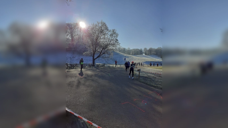 Mit der Sonne im Rücken liefen die Teilnehmer am Dreikönigslauf an diesem wunderschönen Montag die letzten Meter zum Ziel.  (Foto: mha)