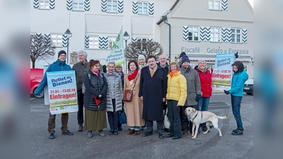 Foto vom 31. Januar mit den Erstunterzeichnern in der Kreisstadt Ebersberg. (Foto: BN)