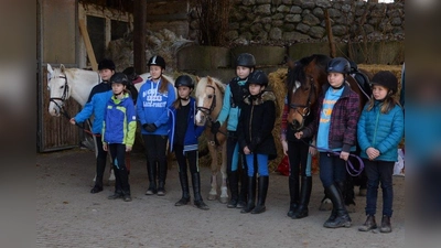 Bevor es auf die Pferde ging, mussten sich die Teilnehmer erst einmal den Streckenverlauf gut einprägen, damit sie im Wald nicht die Orientierung verlieren. (Foto: RFV Mischenried)