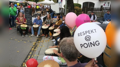 Mit einem durchaus geräuschvollen Auftritt hat die Aktionsgruppe Respekt@Poing beim Poinger Marktsonntag auf sich aufmerksam gemacht. (Foto: Lorenz Hansen)