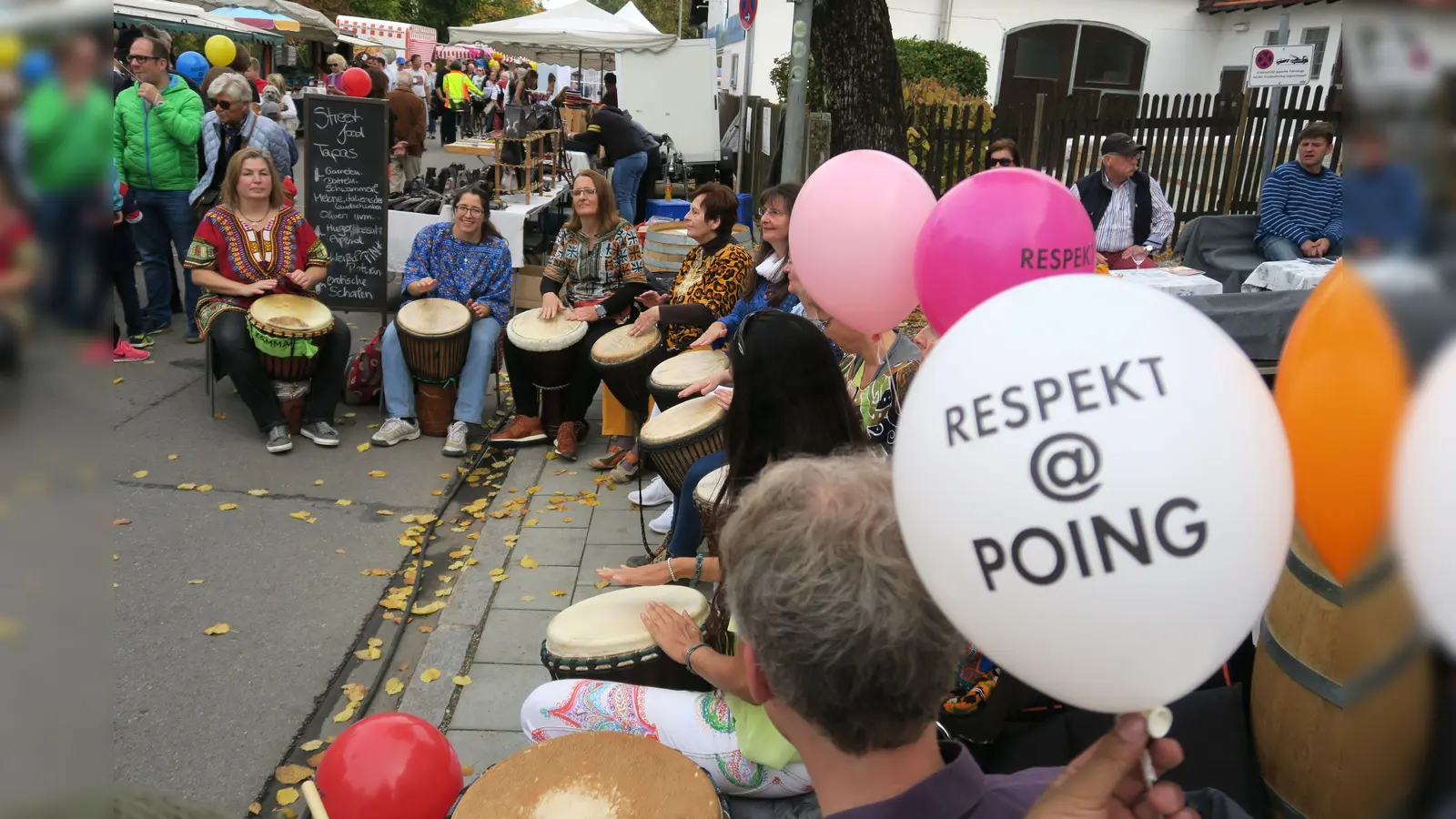 Mit einem durchaus geräuschvollen Auftritt hat die Aktionsgruppe Respekt@Poing beim Poinger Marktsonntag auf sich aufmerksam gemacht. (Foto: Lorenz Hansen)