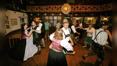 Zur „Mieminger Tanzmusik“ werden im Gemeindehaus in Marnbach Volkstänze getanzt. (Foto: HuT)