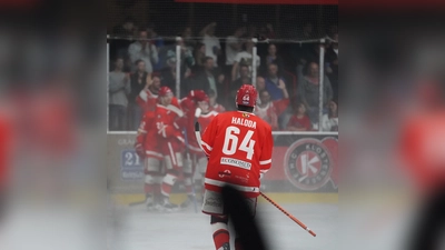 Torjubel von Seiten des EHC Klostersee gab es nach einem erzielten Treffer zuletzt im Test gegen die Königsbrunn Pinguine. (Foto: smg)