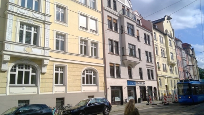 Die Preise für hochwertige Eigentumswohnungen bleiben in München insgesamt stabil. Dabei gibt es klare Unterschiede zwischen den Stadtteilen: In der Maxvorstadt und in Bogenhausen (Foto) ziehen die Preise an. In Teilen Schwabings gibt es dagegen Rückgänge zu beobachten. (Archivbild: bas)