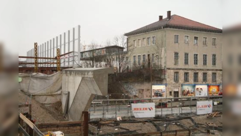 Über der Offenbachstraße steht schon ein Teil der Lärmschutzwand. Bei NUP-Übergabe Ende 2012 wird die vier Meter hohe Wand insgesamt zwei Kilometer lang durch Pasing führen. (Foto: US)