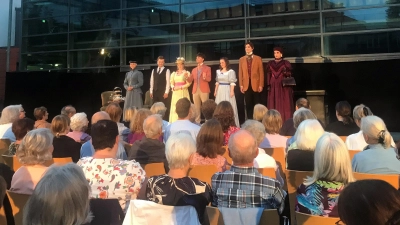 Am Sonntag verwandelt sich der Innenhof der Grundschule Neubiberg zur Theaterkulisse. (Foto: Stephanie Danneberg)