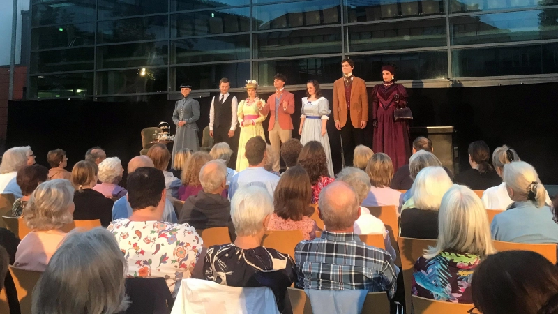 Am Sonntag verwandelt sich der Innenhof der Grundschule Neubiberg zur Theaterkulisse. (Foto: Stephanie Danneberg)