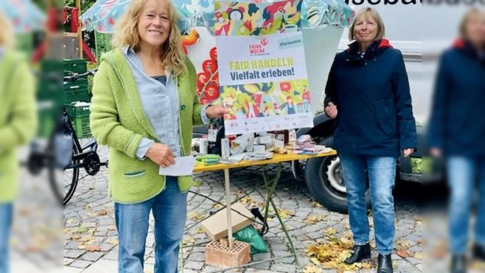 Eva Schreier und Renate Hohenester (v.l.) informieren am Fairtrade-Stand am Marktplatz Planegg über die Fairtrade-Ziele. (Foto: Ulrike Seiffert)