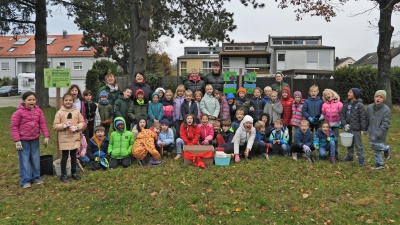 Nach der Pflanzaktion freuen sich die Kinder auf ein buntes Blumenmeer im kommenden Frühjahr. (Foto: Grundschule)