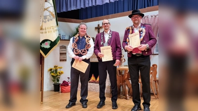 Die neuen Feuerschützenkönige sind (v.l.) Michael Gerstel (Dritter), Ingo Olczyk (Erster) und Martin Olczyk (Zweiter Feuerschützenkönig). (Foto: Schützenverein Eichenlaub)