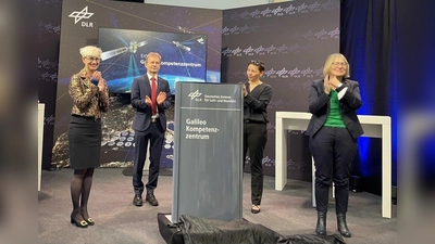 Applaus für die Stele für das Galileo-Kompetenzzentrum v. l.: DLR-Vorstandsvorsitzende Anke Kaysser-Pyzalla, Felix Huber, Gründungsdirektor des Galileo Kompetenzzentrums, Anke Pagels-Kerp, Vorstandsmitglied des DLR-Bereichs Raumfahrt und Ministerialdirektorin Sabine Jarothe. (Foto: pst)