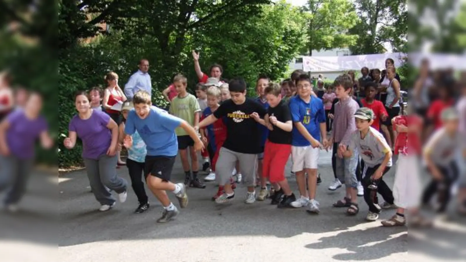 Konrektorin Eva Wobido gibt hier beim Sponsorenlauf „Kinder laufen für Kinder“ den Start frei zur ersten Runde für die Klasse 4c. (Foto: Eva Schraft)
