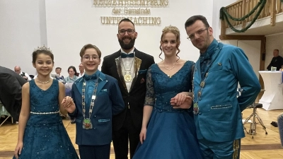 Der Präsident der Faschingsgesellschaft Gleisenia, Patrick Weitzel (Bildmitte) mit den beiden Prinzenpaaren: Kinderprinzessin Marie I. und Kinderprinz Leo I. sowie Prinzessin Vanessa II. und Prinz Giuseppe I. freuen sich auf viele Teilnehmer bei den Faschingsbällen in Unterhaching. (Foto: hw)