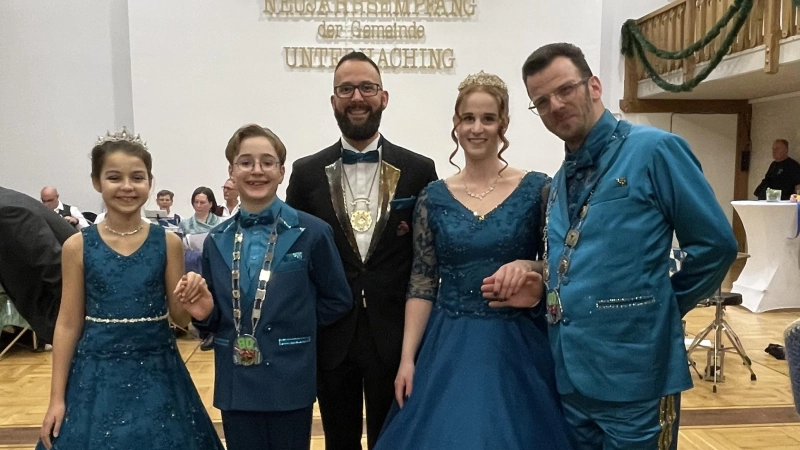 Der Präsident der Faschingsgesellschaft Gleisenia, Patrick Weitzel (Bildmitte) mit den beiden Prinzenpaaren: Kinderprinzessin Marie I. und Kinderprinz Leo I. sowie Prinzessin Vanessa II. und Prinz Giuseppe I. freuen sich auf viele Teilnehmer bei den Faschingsbällen in Unterhaching. (Foto: hw)
