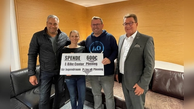 Zur Wiedereröffnung des Jugendraumes Pi Jay aR übergab Stefan Graf (links) die Spende an die Vorsitzende Tina Lucka und den Zweiten Vorsitzenden René Buchmann. Rechts Bürgermeister Roland Frick. (Foto: TC Pliening)