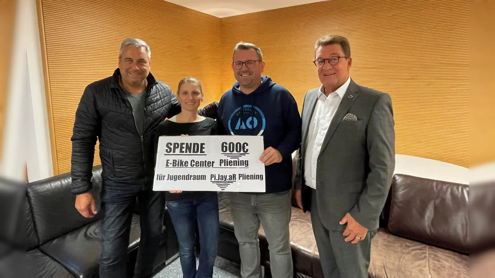 Zur Wiedereröffnung des Jugendraumes Pi Jay aR übergab Stefan Graf (links) die Spende an die Vorsitzende Tina Lucka und den Zweiten Vorsitzenden René Buchmann. Rechts Bürgermeister Roland Frick. (Foto: TC Pliening)