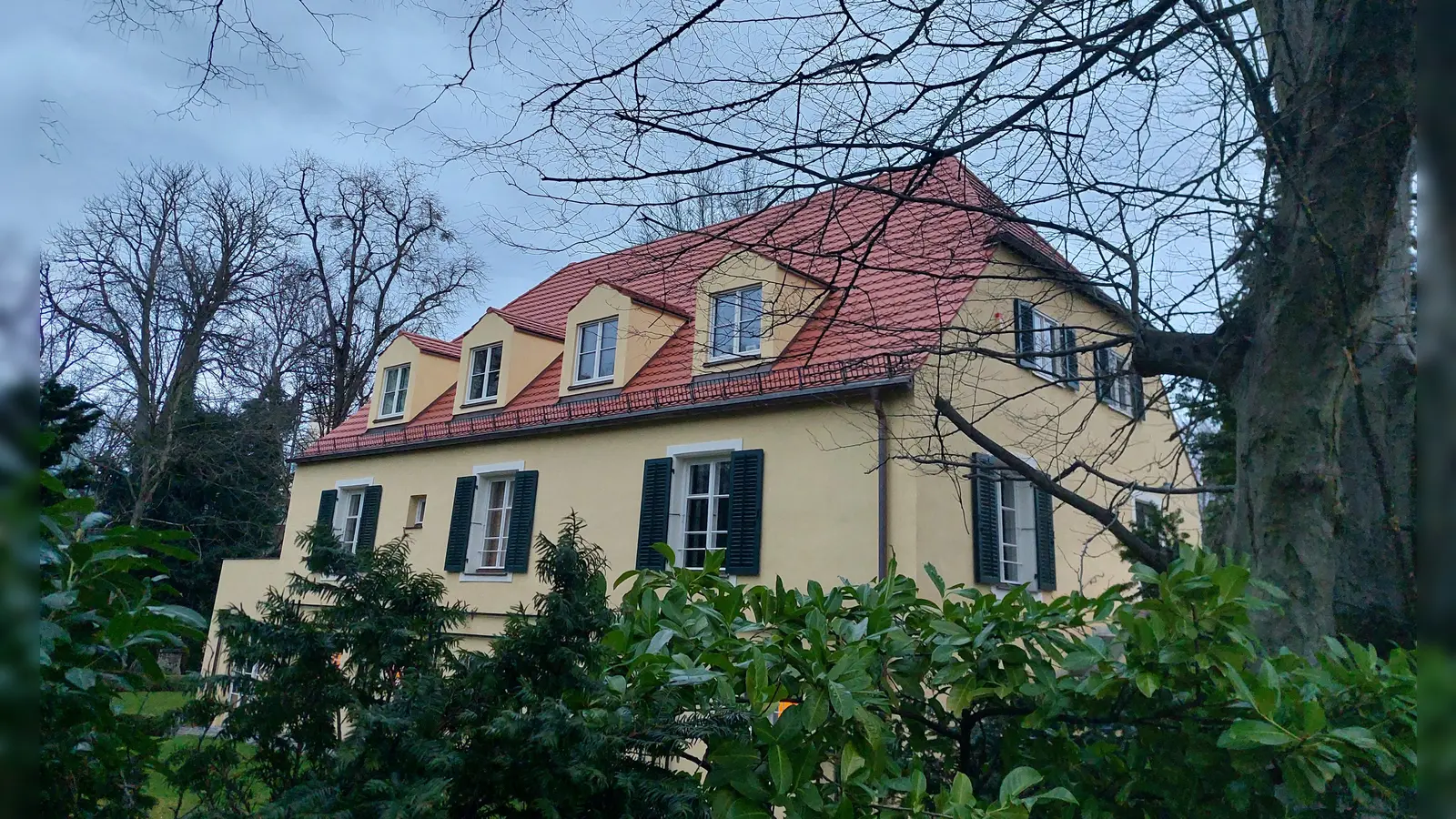 In der Hornsteinstraße 3 liegt eines von zwei Gebäuden im Stadtbezirk Bogenhausen, die mit dem Fassadenpreis 2023 ausgezeichnet worden sind. (Foto: bas)