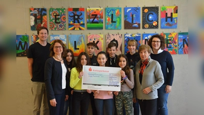 Von links: Rektorin Karin Lechner, Sportlehrer Georg Schmuker, die Kinder, Vorsitzende Brigitte Scholle und stellvertretende Vorsitzende Juliana Scholle. (Foto: privat)