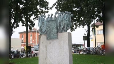 Der jetzige Standort des Todesmarschdenkmales in Pasing ist reichlich unscheinbar. Im Zuge der Zentrumsumgestaltung ringt der Bezirksausschuss um eine Verlegung. (Foto: US)
