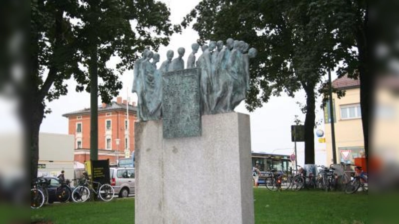 Der jetzige Standort des Todesmarschdenkmales in Pasing ist reichlich unscheinbar. Im Zuge der Zentrumsumgestaltung ringt der Bezirksausschuss um eine Verlegung. (Foto: US)