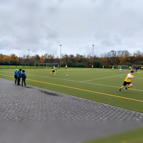 Der SV Walpertskirchen (gelb) behielt auch beim Tabellenletzten FC Fatih Ingolstadt klar die Oberhand. (Foto: bas)