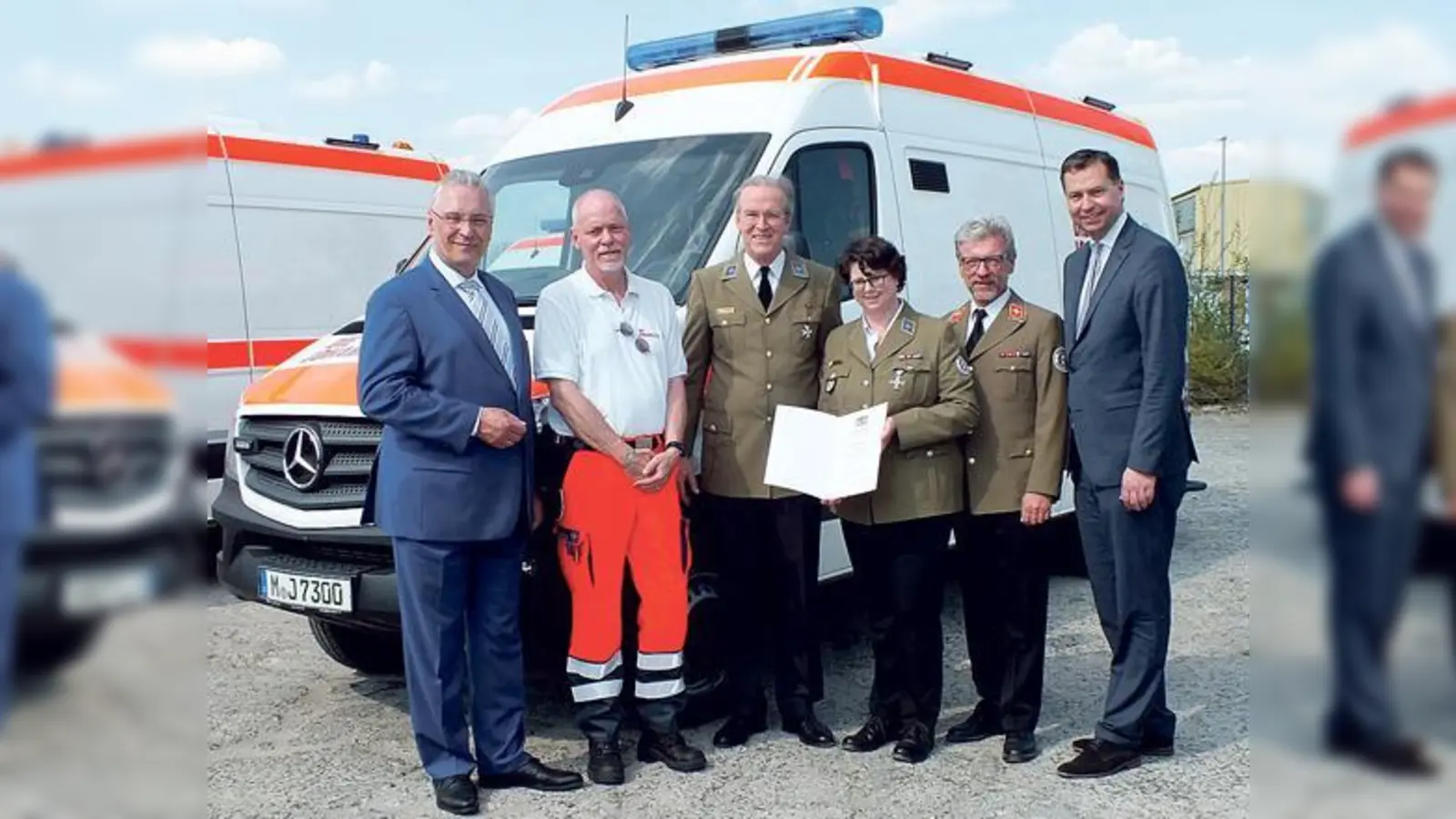 Der bayerische Innenminister Joachim Herrmann (l.) und der Parlamentarische Staatssekretär beim Bundesinnenminister, Stephan Mayer (r.), übergaben den Notfall-Krankentransportwagen.  (Foto: Johanniter/Nadine Brantl)